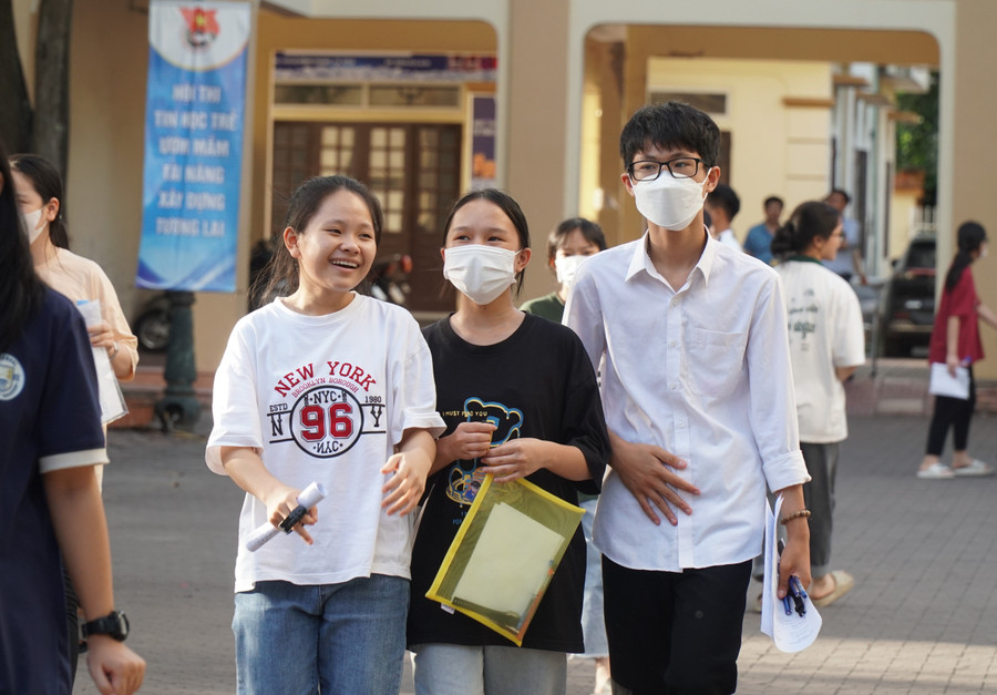 Thí sinh Nghệ An hoàn thành kỳ thi vào lớp 10 Trường THPT chuyên Phan Bội Châu. Ảnh: Hồ Lài.