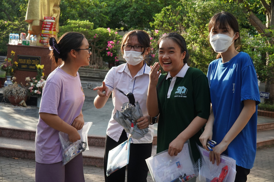 Nhiều bạn phấn khởi sau khi rời khỏi phòng thi và thỏa mãn với bài làm của mình. Ảnh: Hồ Lài. Nhiều bạn phấn khởi sau khi rời khỏi phòng thi và thỏa mãn với bài làm của mình. Ảnh: Hồ Lài.
