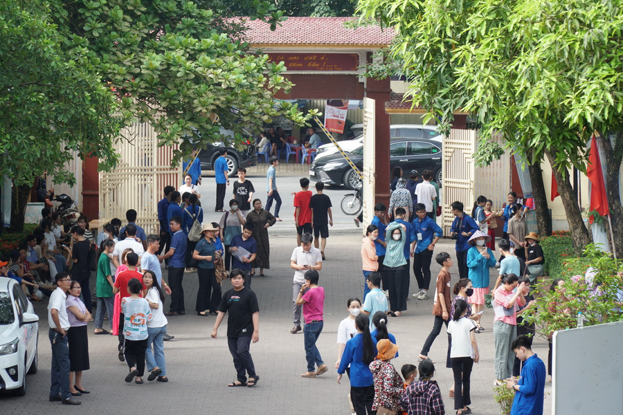 Kỳ thi vào trường THPT chuyên Phan Bội Châu (Nghệ An) năm nay có tỷ lệ cạnh tranh cao khi số lượng hồ sơ đăng ký tăng gần 500 em so với năm trước. Ảnh: Hồ Lài.