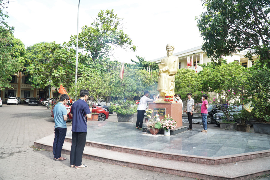 Nhiều thí sinh thành kính thắp hương trước tượng cụ Phan Bội Châu trong trường để cầu mong may mắn, thuận lợi, trúng tuyển vào ngôi trường chuyên mơ ước. Ảnh: Hồ Lài.