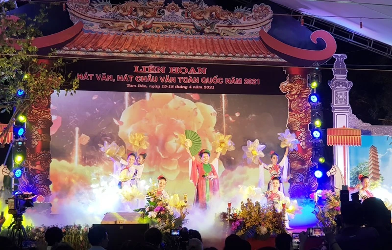 Liên hoan mở màn bằng tiết mục đặc sắc do các nghệ sĩ đến từ Đoàn nghệ thuật tỉnh Vĩnh Phúc biểu diễn.