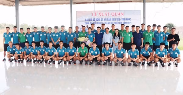 Lãnh đạo TP. Vĩnh Yên chụp ảnh cùng ban huấn luyện và các cầu thủ trong ngày xuất quân