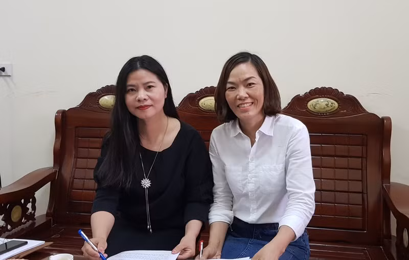 Từ trái qua, cô Phương Lan và cô giáo Bùi Thị Bích Liên - Trường Tiểu học Liên Bảo chia sẻ thông tin với Báo GD&amp;TĐ.