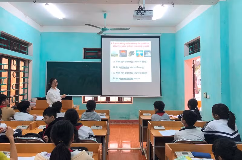 Sử dụng máy chiếu trong giờ học Tiếng Anh tại Trường THCS Tô Hiệu, TP. Vĩnh Yên.