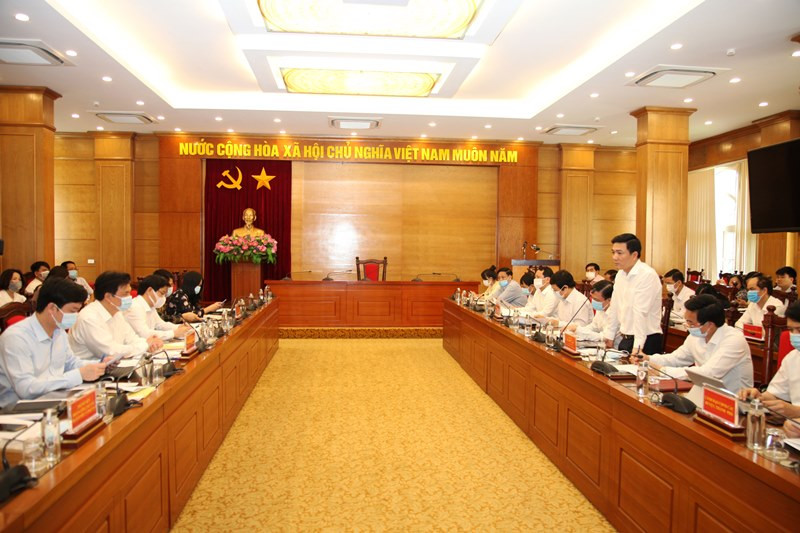 Phó Chủ tịch UBND tỉnh Vĩnh Phúc Vũ Việt Văn đưa ra kiến nghị với đoàn công tác của Bộ GD&ĐT. Phó Chủ tịch UBND tỉnh Vĩnh Phúc Vũ Việt Văn đưa ra kiến nghị với đoàn công tác của Bộ GD&ĐT.