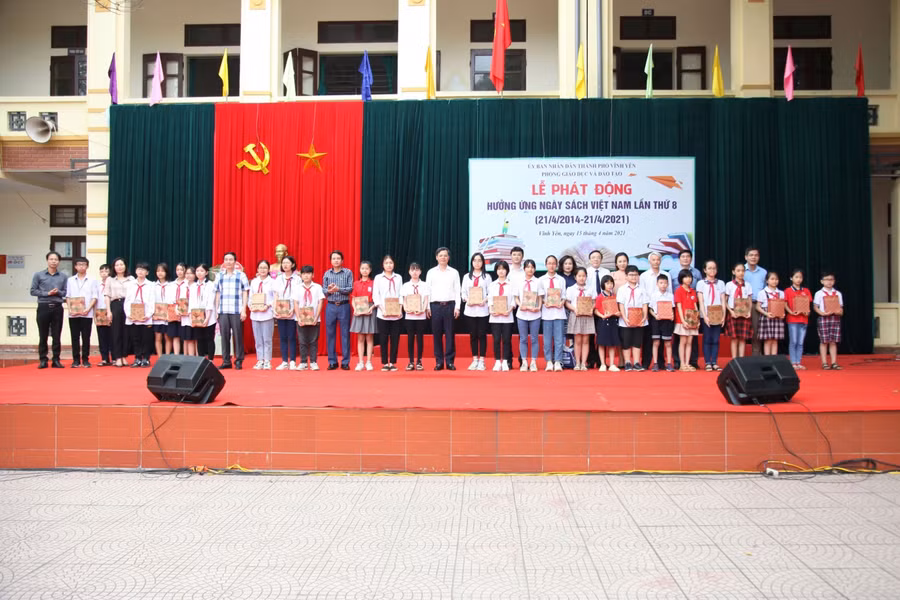 Đại diện lãnh đạo các Sở và Phòng GD&amp;ĐT Vĩnh Yên trao tặng sách cho học sinh TP. Vĩnh Yên