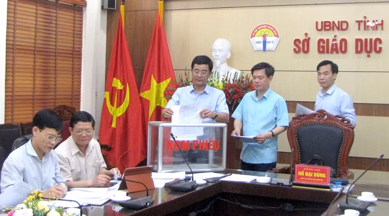 Hội đồng lựa chọn sách giáo khoa giáo dục phổ thông của tỉnh Phú Thọ bỏ phiếu lựa chọn sách.