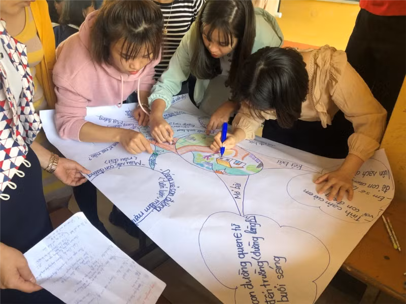 Giáo viên Trường TH Tam Hợp (Bình Xuyên, Vĩnh Phúc) làm bài tập nhóm trong dịp tập huấn triển khai Chương trình GDPT mới