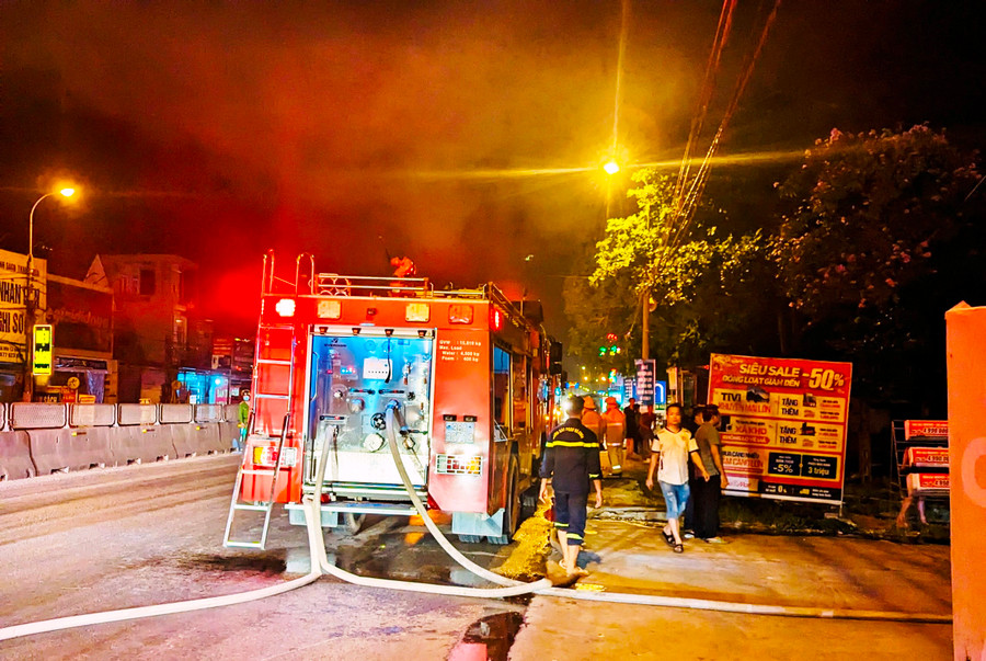 Lực lượng Cảnh sát PCCC và CNCH Công an tỉnh Thanh Hóa khẩn trương chữa cháy trong đêm. Ảnh: Công an cung cấp. Lực lượng Cảnh sát PCCC và CNCH Công an tỉnh Thanh Hóa khẩn trương chữa cháy trong đêm. Ảnh: Công an cung cấp.