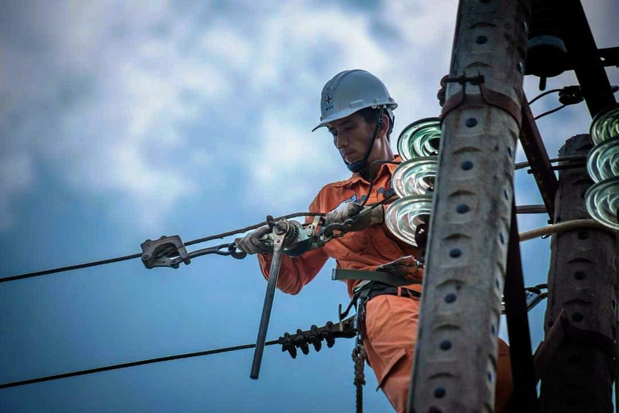 Lực lượng Điện lực Quan Sơn (Thanh Hóa) khắc phục sự cố trên dây. Ảnh: TL. Lực lượng Điện lực Quan Sơn (Thanh Hóa) khắc phục sự cố trên dây. Ảnh: TL.