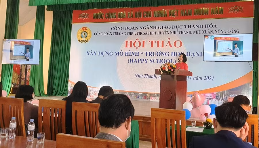 Giáo viên trình bày tham luận tại Hội thảo.