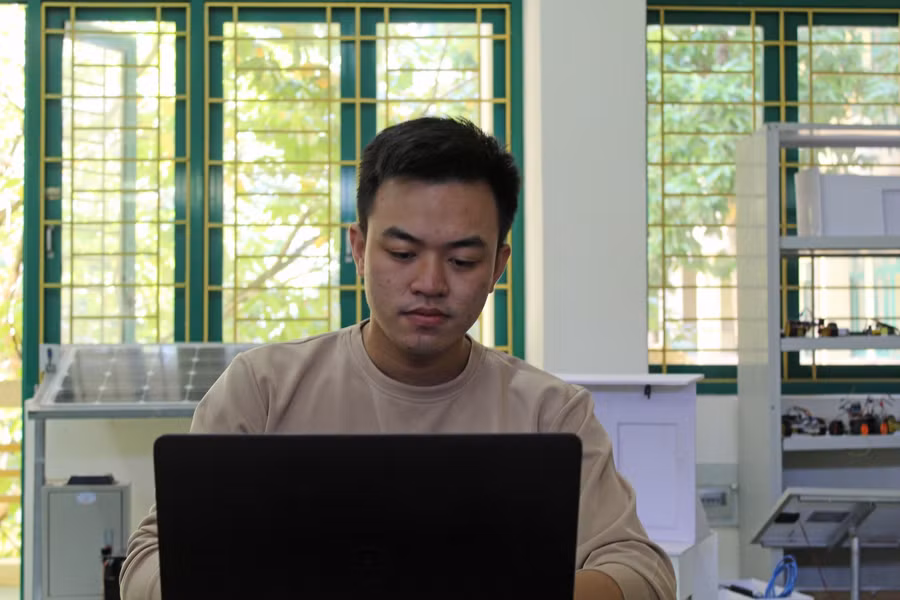 Lê Ngọc Bích cảm thấy hạnh phúc vì ý tưởng máy lột vỏ trứng chim cút tự động được ban giám khảo đánh giá cao.