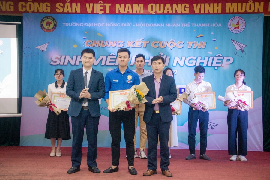 Lê Ngọc Bích giành giải Nhất cuộc thi “Sinh viên khởi nghiệp” của Trường Đại học Hồng Đức năm 2021.