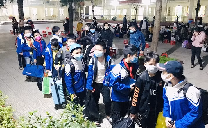 Học sinh thuộc diện F1 ở Trường Tiểu học Hoàng Hoa Thám (TP Thanh Hóa) được đưa đi cách ly tập trung tại TP Sầm Sơn.