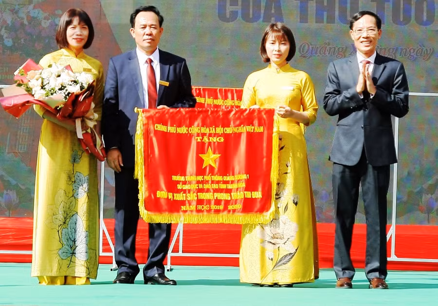 Trường THPT Quảng Xương 1 (Thanh Hóa) vinh dự đón nhận Cờ thi đua của Thủ tướng Chính phủ.