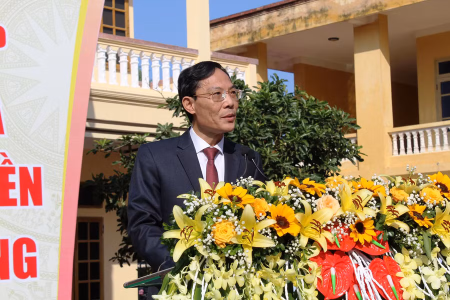 Ông Đầu Thanh Tùng - Phó Chủ tịch UBND tỉnh Thanh Hóa biểu dương và đánh giá cao những đóng góp của Trường THPT Quảng Xương 1 đã đạt được.