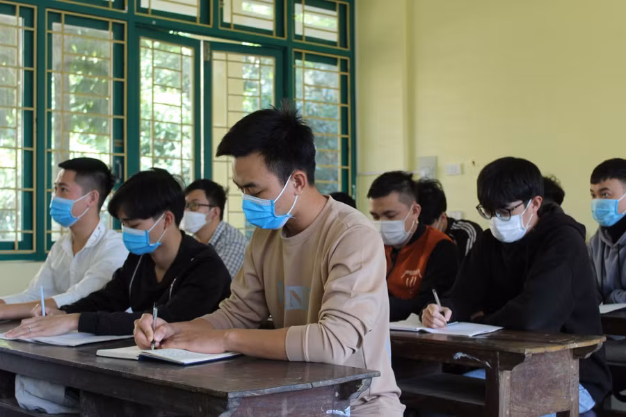 Lê Ngọc Bích (áo màu kem) trong một buổi học tại lớp.
