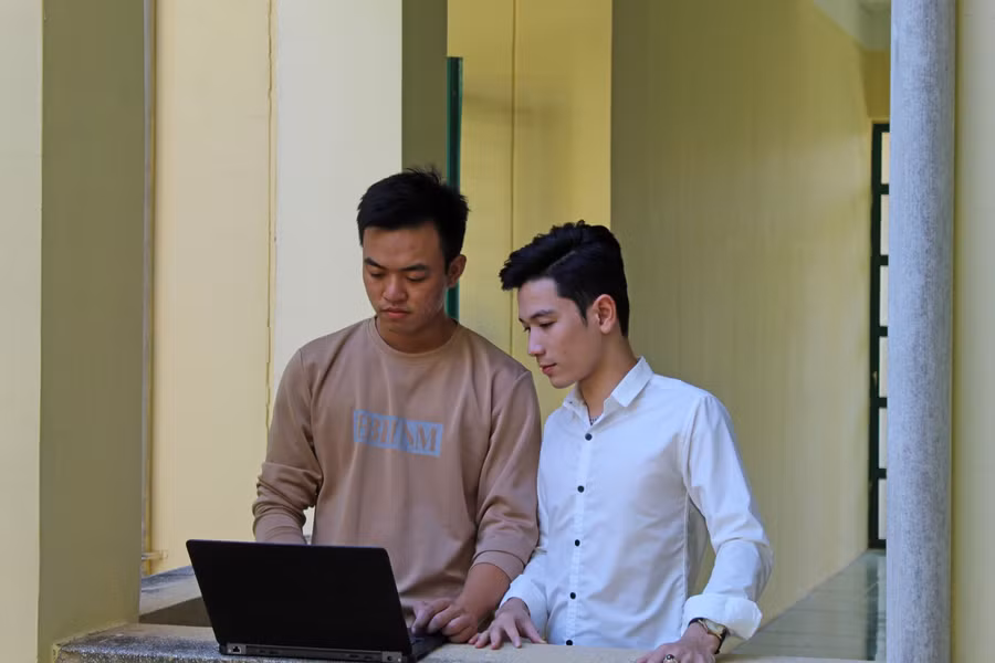 Lê Ngọc Bích và người bạn cùng tiến Nguyễn Văn Đức.