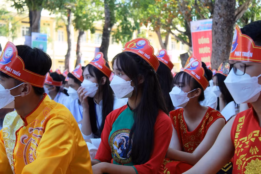 Đội văn nghệ đảm trách các tiết mục văn nghệ chào mừng lễ kỷ niệm 60 năm thành lập trường.