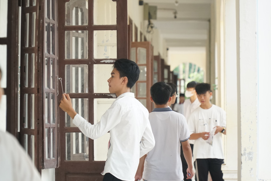 Thí sinh tại điểm thi Trường THPT Cửa Lò 2 tìm vị trí phòng thi của mình. Ảnh: Hồ Lài Thí sinh tại điểm thi Trường THPT Cửa Lò 2 tìm vị trí phòng thi của mình. Ảnh: Hồ Lài