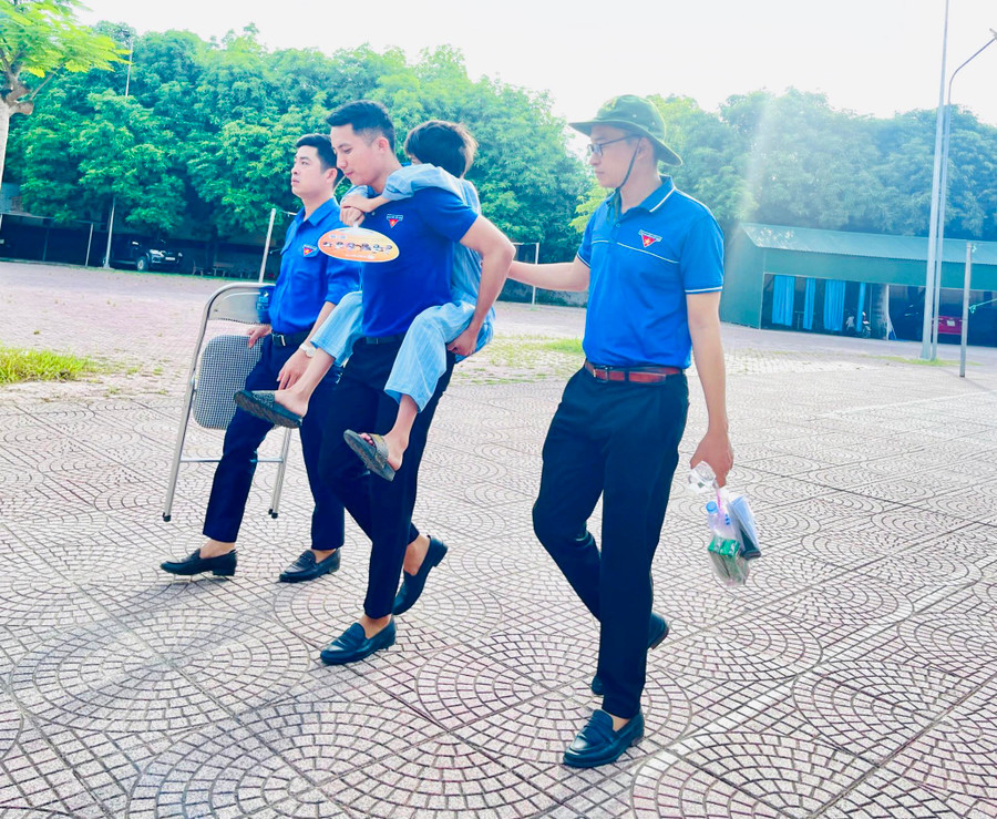 Dù sức khỏe còn yếu nhưng nam sinh Nguyễn Văn Tú vẫn cố gắng dự thi để không bỏ lỡ cơ hội vào trường THPT công lập. Ảnh: NTCC Dù sức khỏe còn yếu nhưng nam sinh Nguyễn Văn Tú vẫn cố gắng dự thi để không bỏ lỡ cơ hội vào trường THPT công lập. Ảnh: NTCC