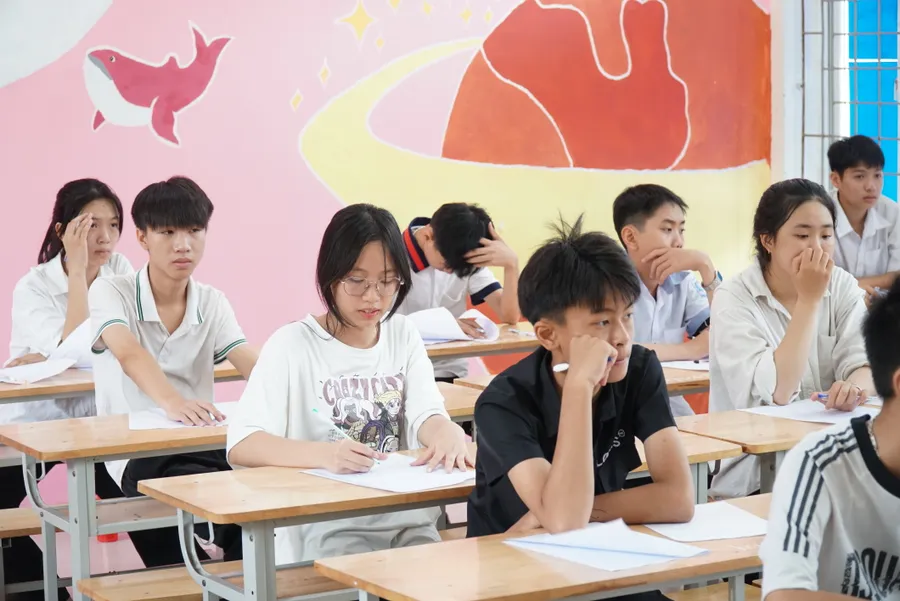 Thí sinh Nghệ An dự thi môn Ngữ văn kỳ thi tuyển sinh vào lớp 10 năm học 2024. Ảnh: Hồ Lài