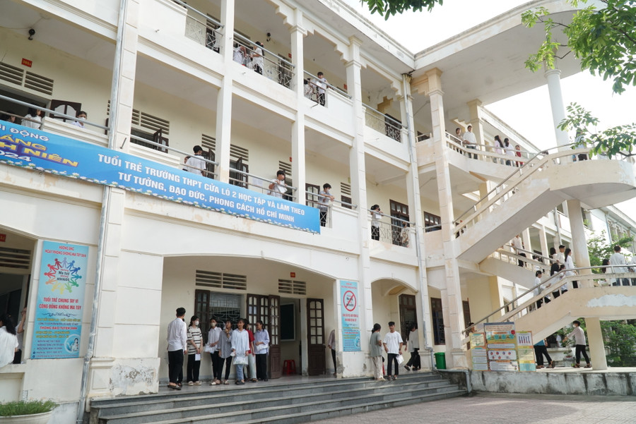 Kỳ thi tuyển sinh vào lớp 10 THPT tỉnh Nghệ An năm nay có thí sinh đông nhất từ trước đến nay với hơn 44.000 em. Ảnh: Hồ Lài Kỳ thi tuyển sinh vào lớp 10 THPT tỉnh Nghệ An năm nay có thí sinh đông nhất từ trước đến nay với hơn 44.000 em. Ảnh: Hồ Lài