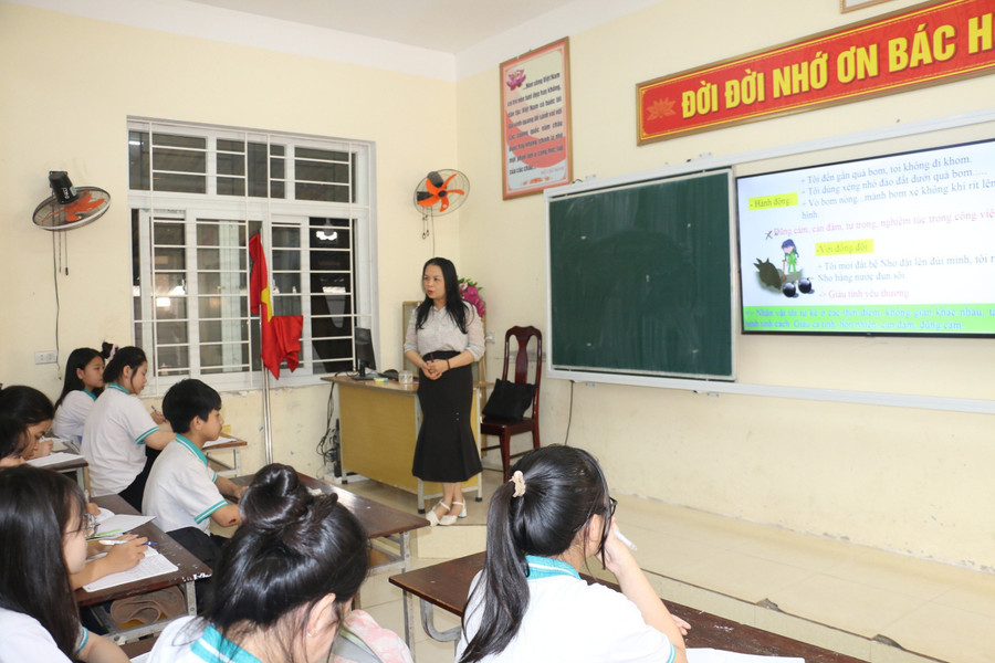 Giờ dạy học của cô Kim Hương – giáo viên Trường THCS Nghi Ân (TP Vinh, Nghệ An). Ảnh: Hồ Lài Giờ dạy học của cô Kim Hương – giáo viên Trường THCS Nghi Ân (TP Vinh, Nghệ An). Ảnh: Hồ Lài