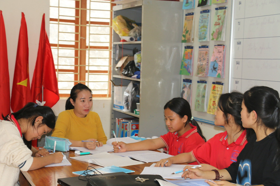 Cô Hương (áo vàng) cùng học sinh Trường Phổ thông Dân tộc nội trú THCS Kỳ Sơn, Nghệ An. Ảnh: Hồ Lài Cô Hương (áo vàng) cùng học sinh Trường Phổ thông Dân tộc nội trú THCS Kỳ Sơn, Nghệ An. Ảnh: Hồ Lài
