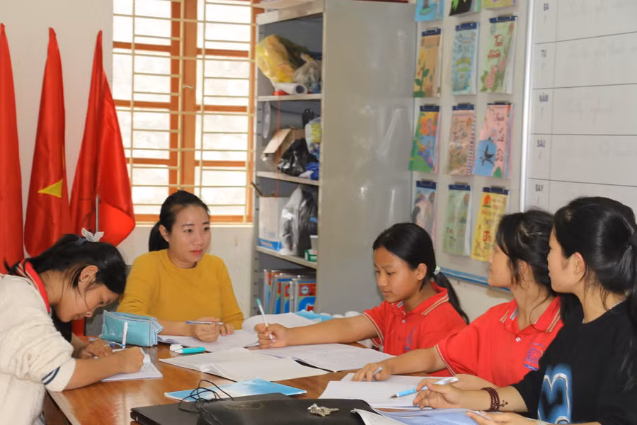 Cô Hương (áo vàng) cùng học sinh Trường Phổ thông Dân tộc nội trú THCS Kỳ Sơn, Nghệ An. Ảnh: Hồ Lài