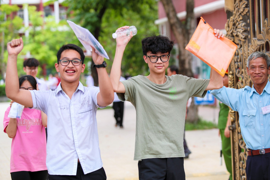 Thí sinh Nghệ An phấn khởi sau khi hoàn thành bài thi môn Ngữ văn vào lớp 10. Ảnh: Hồ Lài Thí sinh Nghệ An phấn khởi sau khi hoàn thành bài thi môn Ngữ văn vào lớp 10. Ảnh: Hồ Lài
