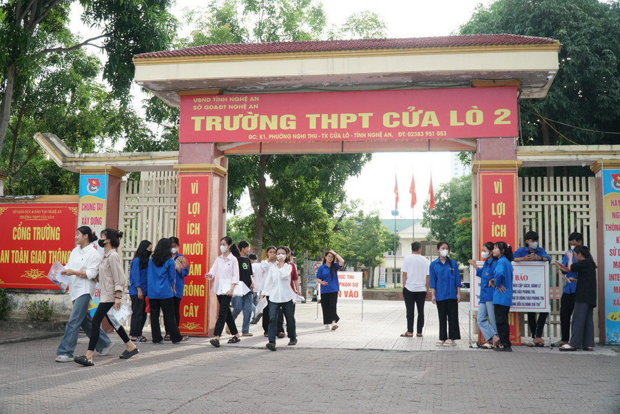 Thí sinh dự thi tại điểm thi Trường THPT Cửa Lò 2, thị xã Cửa Lò, Nghệ An. Ảnh: Hồ Lài Thí sinh dự thi tại điểm thi Trường THPT Cửa Lò 2, thị xã Cửa Lò, Nghệ An. Ảnh: Hồ Lài