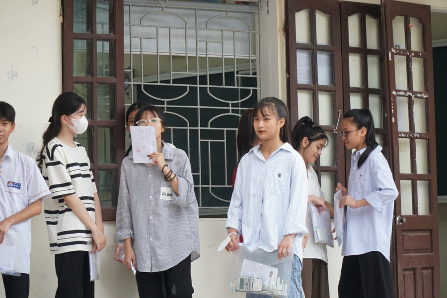 Sáng 5/6, thí sinh sẽ dự thi môn đầu tiên Ngữ văn với thời gian làm bài 120 phút, hình thức tự luận. Ảnh: Hồ Lài Sáng 5/6, thí sinh sẽ dự thi môn đầu tiên Ngữ văn với thời gian làm bài 120 phút, hình thức tự luận. Ảnh: Hồ Lài