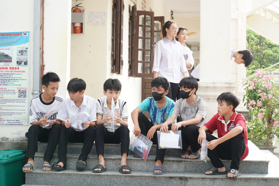 Thí sinh tranh thủ trò chuyện động viên nhau trước khi chính thức bước vào giờ thi. Ảnh: Hồ Lài Thí sinh tranh thủ trò chuyện động viên nhau trước khi chính thức bước vào giờ thi. Ảnh: Hồ Lài