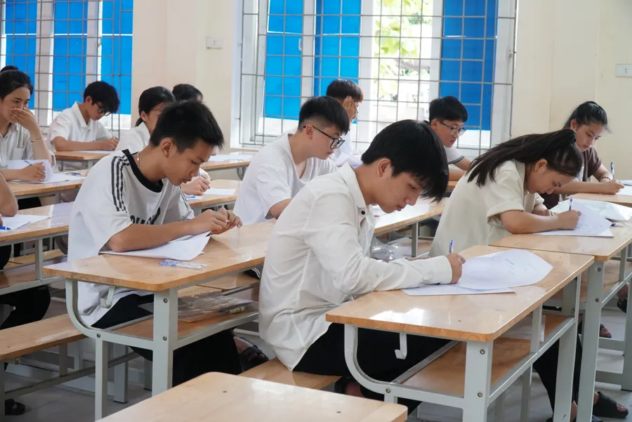 Thí sinh Nghệ An dự thi môn Ngữ văn tuyển sinh vào lớp 10 sáng ngày 5/6. Ảnh: Hồ Lài