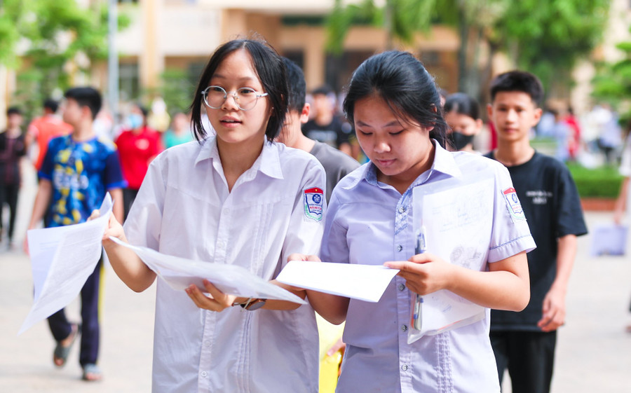 Nhiều thí sinh chia sẻ đề tiếng Anh có độ phân hóa đa dạng, những câu khó sau khi trao đổi bài làm thì &quot;lệch&quot; đáp án với nhau. Ảnh: Hồ Lài