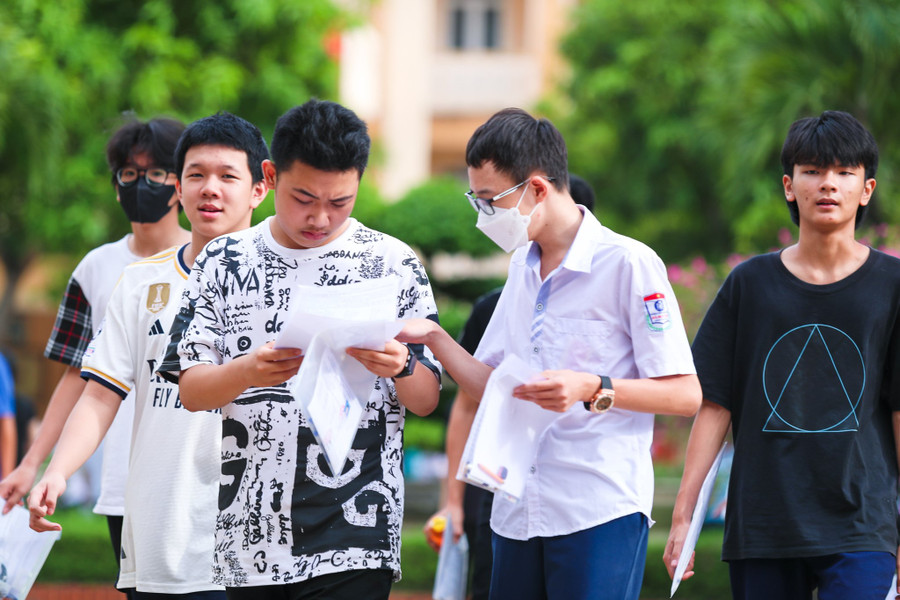 Thí sinh Nghệ An sôi nổi trao đổi bài làm sau khi kết thúc môn tiếng Anh thi vào lớp 10. Ảnh: Hồ Lài