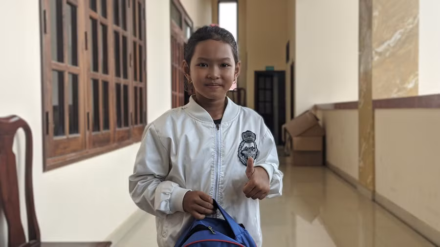 Võ Thị Thủy Tiên bày tỏ niềm vui khi nhận được học bổng và quà từ chương trình "Tiếp sức đến trường". Ảnh: Hiếu Hiền