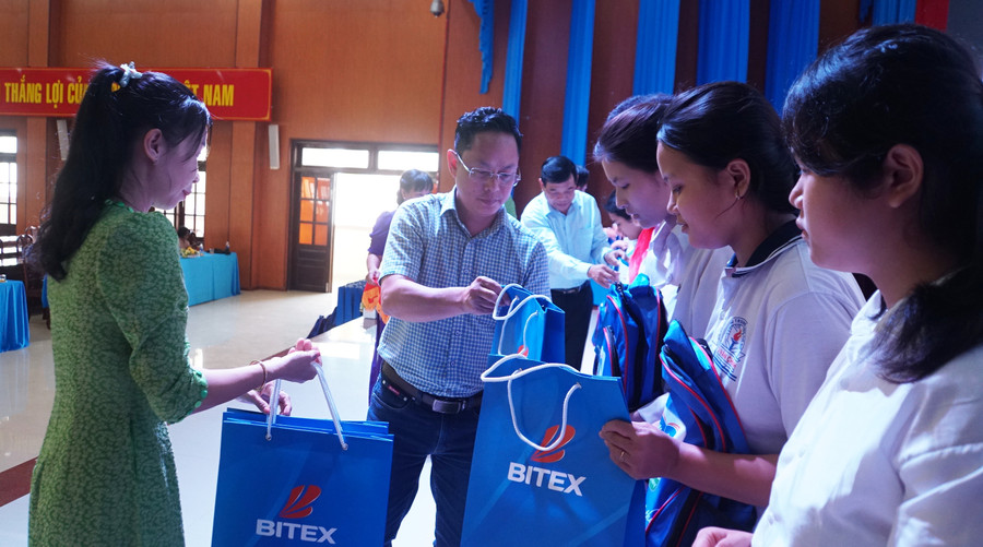 Nhà báo Nguyễn Anh Tú, Phó Trưởng cơ quan Thường trú Báo Giáo dục và Thời đại tại TPHCM trao quà cho học sinh. Ảnh: Mạnh Tùng