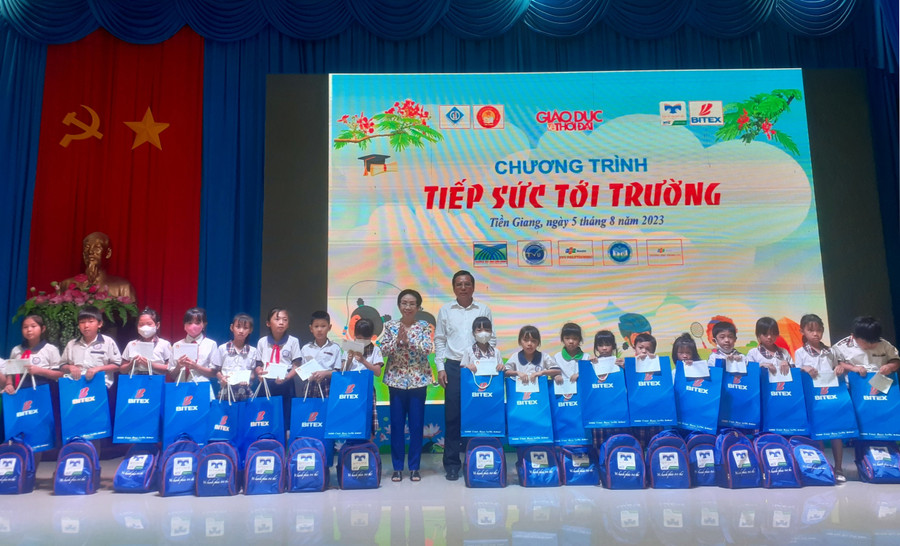 PGS.TS Trương Thị Hiền, Phó Chủ tịch Trung ương Hội Khuyến học Việt Nam và ông Nguyễn Phương Toàn, Phó Giám đốc Sở GD&ĐT Tiền Giang trao học bổng. Ảnh: Quốc Ngữ
