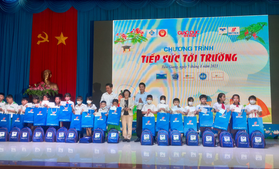 Bà Đồng Thị Bạch Tuyết, Chủ tịch Hội Khuyến học tỉnh Tiền Giang và lãnh đạo UBND huyện Tân Phú Đông trao quà và học bổng cho học sinh. Ảnh: Quốc Ngữ