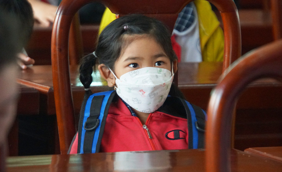 Niềm vui của một học sinh tiểu học sau khi nhận quà và học bổng từ chương trình &quot;Tiếp sức đến trường&quot;. Ảnh: Mạnh Tùng