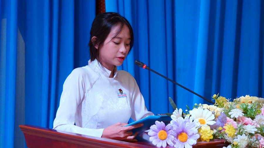 Em Lê Trần Mỹ Trang đại diện học sinh nhận học bổng phát biểu cảm tưởng. Ảnh: Mạnh Tùng