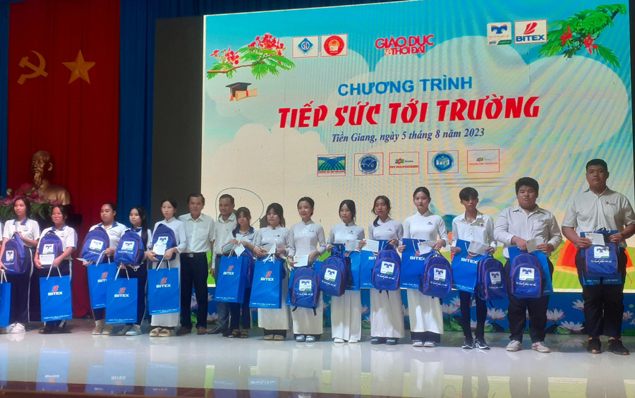 Đại diện Trường Đại học Trà Vinh và lãnh đạo Phòng GD&amp;ĐT huyện Tân Phú Đông trao quà và học bổng cho học sinh. Ảnh: Quốc Ngữ