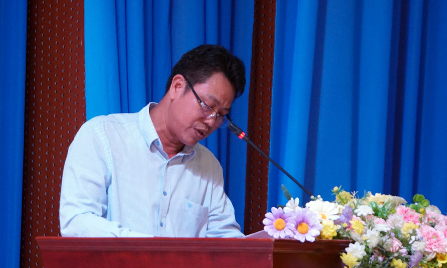 Ông Phan Văn Bắc, Phó Chủ tịch UBND huyện Tân Phú Đông gửi lời cảm ơn đến Báo Giáo dục và Thời đại và các mạnh thường quân. Ảnh: Mạnh Tùng