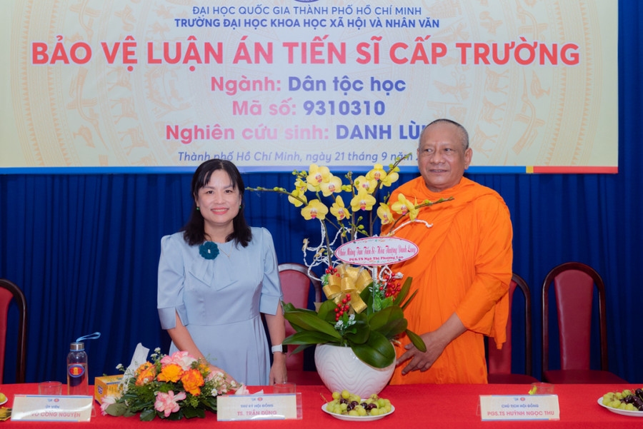 Hòa thượng Danh Lung và người hướng dẫn luận án Tiến sĩ - PGS.TS Ngô Thị Phương Lan, Hiệu trưởng Trường Đại học Khoa học Xã hội và Nhân văn. Ảnh: HCMUSSH