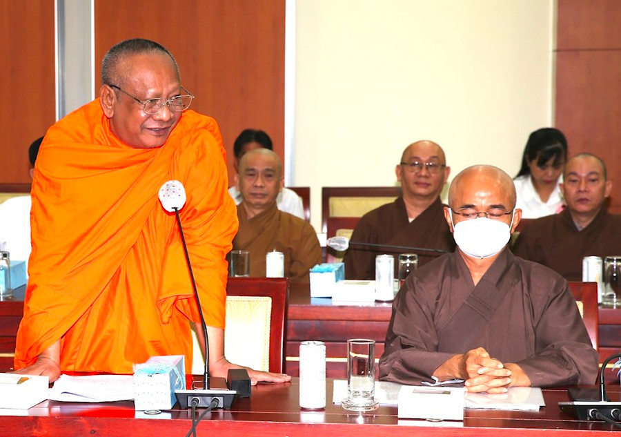 Hòa thượng Danh Lung phát biểu tại buổi tiếp xúc cử tri của HĐND TPHCM. Ảnh: Thành ủy TPHCM