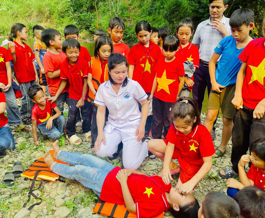Học sinh Trường Tiểu học Tam Hợp được hướng dẫn và tự thực hành sơ cứu, hô hấp nhân tạo. Ảnh: NTCC Học sinh Trường Tiểu học Tam Hợp được hướng dẫn và tự thực hành sơ cứu, hô hấp nhân tạo. Ảnh: NTCC