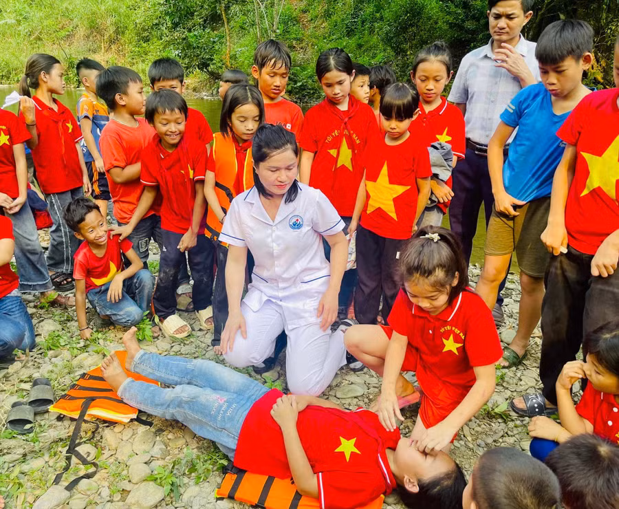 Học sinh Trường Tiểu học Tam Hợp được hướng dẫn và tự thực hành sơ cứu, hô hấp nhân tạo. Ảnh: NTCC