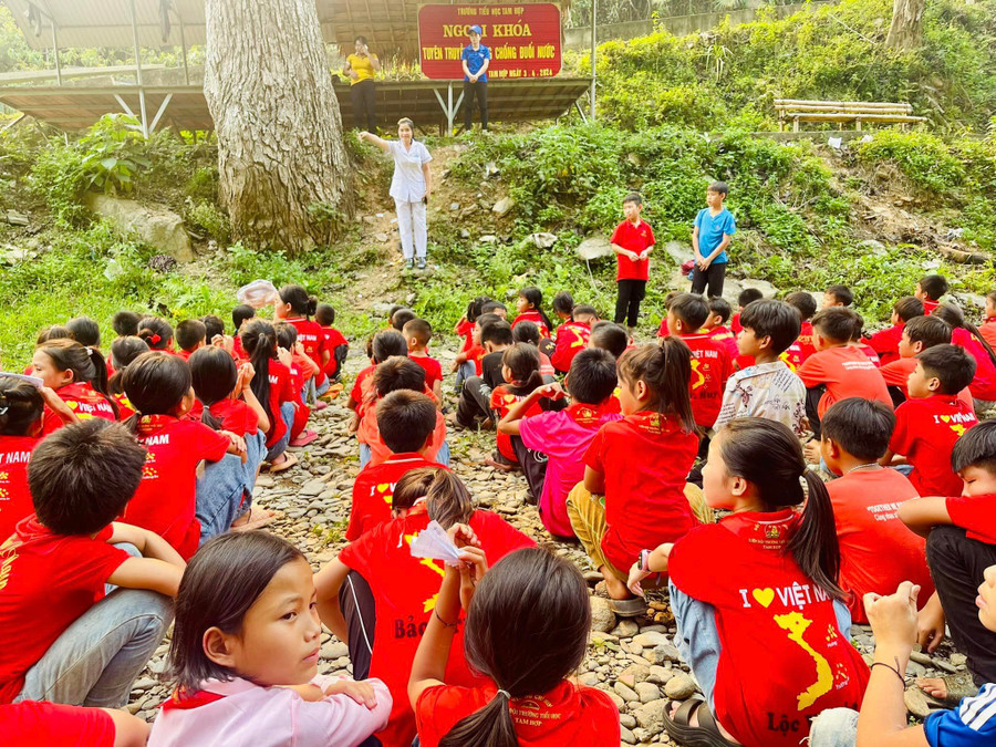 Chương trình ngoại khoá về phòng tránh đuối nước cho học sinh Trường Tiểu học Tam Hợp (huyện Tương Dương, Nghệ An). Ảnh: NTCC Chương trình ngoại khoá về phòng tránh đuối nước cho học sinh Trường Tiểu học Tam Hợp (huyện Tương Dương, Nghệ An). Ảnh: NTCC